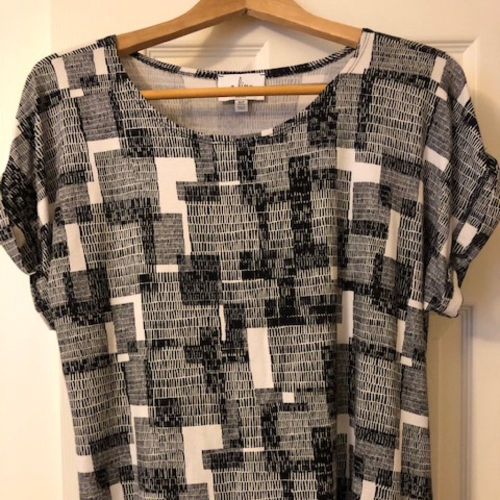 A-Line Hawaii made PXL pull over blouse Blk & White.